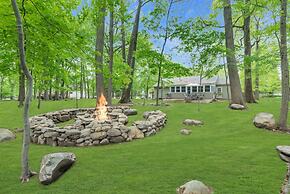 Spring Stay With BBQ Patio hot tub and Calm Vibes