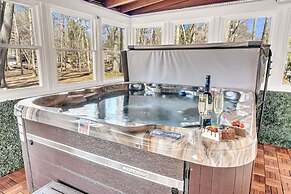 Spring Stay With BBQ Patio hot tub and Calm Vibes