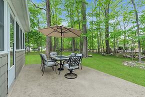 Spring Stay With BBQ Patio hot tub and Calm Vibes