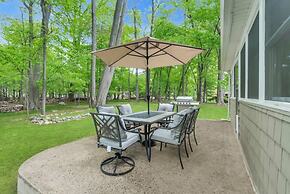 Spring Stay With BBQ Patio hot tub and Calm Vibes