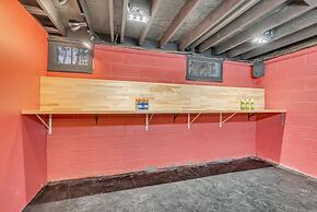 Spring Stay With BBQ Patio hot tub and Calm Vibes