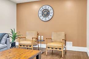 Spring Stay With BBQ Patio hot tub and Calm Vibes