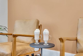 Spring Stay With BBQ Patio hot tub and Calm Vibes