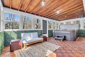 Spring Stay With BBQ Patio hot tub and Calm Vibes