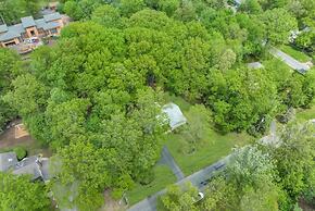 Spring Stay With BBQ Patio hot tub and Calm Vibes