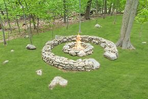 Spring Stay With BBQ Patio hot tub and Calm Vibes