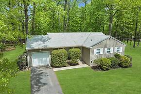 Spring Stay With BBQ Patio hot tub and Calm Vibes