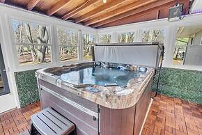 Spring Stay With BBQ Patio hot tub and Calm Vibes