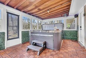 Spring Stay With BBQ Patio hot tub and Calm Vibes