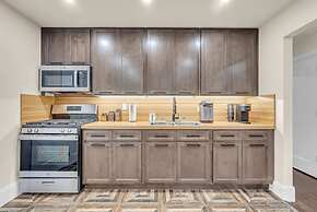 Spring Stay With BBQ Patio hot tub and Calm Vibes