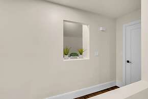 Spring Stay With BBQ Patio hot tub and Calm Vibes