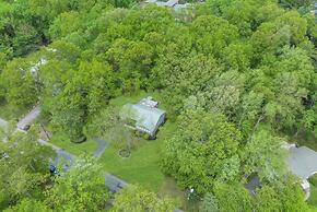 Spring Stay With BBQ Patio hot tub and Calm Vibes