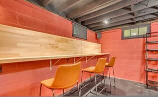 Spring Stay With BBQ Patio hot tub and Calm Vibes