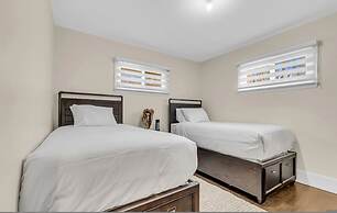 Spring Stay With BBQ Patio hot tub and Calm Vibes