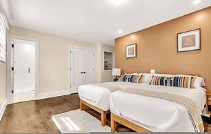 Spring Stay With BBQ Patio hot tub and Calm Vibes