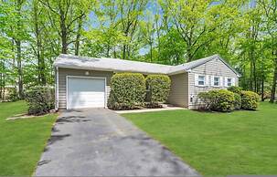 Spring Stay With BBQ Patio hot tub and Calm Vibes