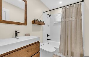 Spring Stay With BBQ Patio hot tub and Calm Vibes