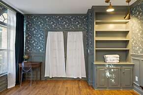 Elegant Spring Stay on Peaceful Retreat