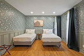 Elegant Spring Stay on Peaceful Retreat