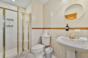 Elegant Spring Stay on Peaceful Retreat