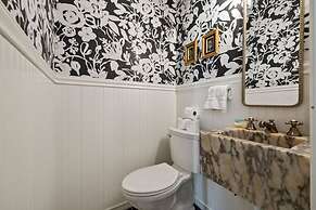 Elegant Spring Stay on Peaceful Retreat