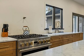 Elegant Spring Stay on Peaceful Retreat