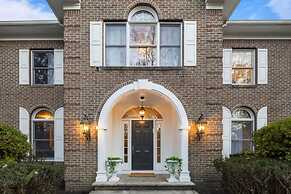 Elegant Spring Stay on Peaceful Retreat