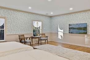 Elegant Spring Stay on Peaceful Retreat