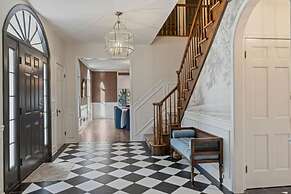 Elegant Spring Stay on Peaceful Retreat