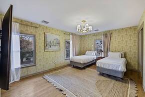 Elegant Spring Stay on Peaceful Retreat