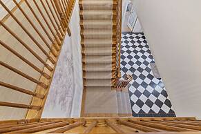 Elegant Spring Stay on Peaceful Retreat