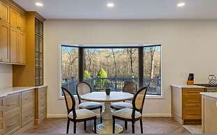 Elegant Spring Stay on Peaceful Retreat