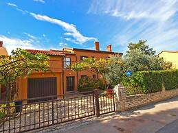 Relaxing Apartment With Outdoor Space in Fažana