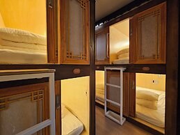 82 Capsule Hotel