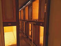82 Capsule Hotel