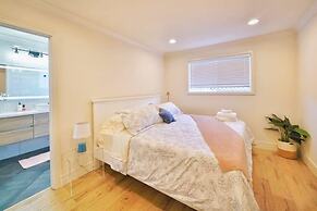 @ Marbella Lane - Vibrant 4BR RWC Ldry + P