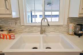 @ Marbella Lane - Vibrant 4BR RWC Ldry + P