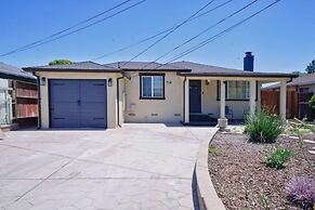 @ Marbella Lane - Vibrant 4BR RWC Ldry + P