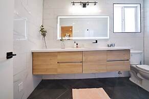 @ Marbella Lane - Vibrant 4BR RWC Ldry + P