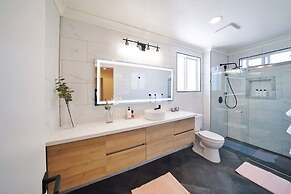 @ Marbella Lane - Vibrant 4BR RWC Ldry + P