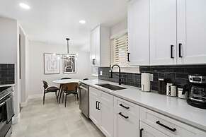 @ Marbella - Modern 4-br Retreat Chef's Kitchen