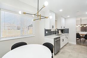 @ Marbella - Modern 4-br Retreat Chef's Kitchen