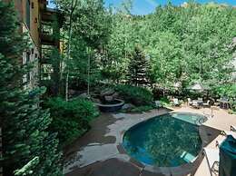 Downtown Aspen 2 Bedroom Near Lift 1A w/ Pool & hot Tub!