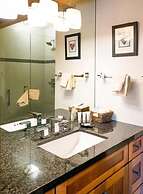 Downtown Aspen 2 Bedroom Near Lift 1A w/ Pool & hot Tub!