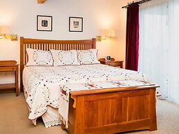 Downtown Aspen 2 Bedroom Near Lift 1A w/ Pool & hot Tub!