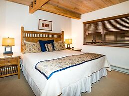 Downtown Aspen 2 Bedroom Near Lift 1A w/ Pool & hot Tub!