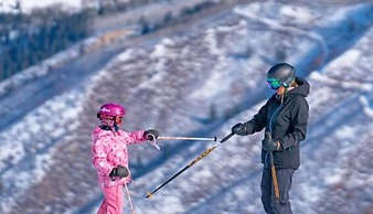 Downtown Aspen 2 Bedroom Near Lift 1A w/ Pool & hot Tub!