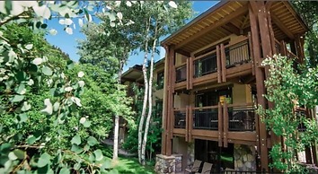 Downtown Aspen 2 Bedroom Near Lift 1A w/ Pool & hot Tub!