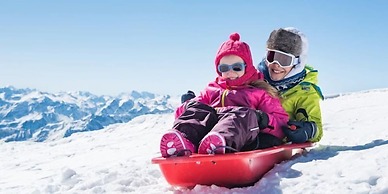 Downtown Aspen 2 Bedroom Near Lift 1A w/ Pool & hot Tub!