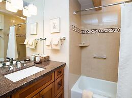 Downtown Aspen 2 Bedroom Near Lift 1A w/ Pool & hot Tub!
